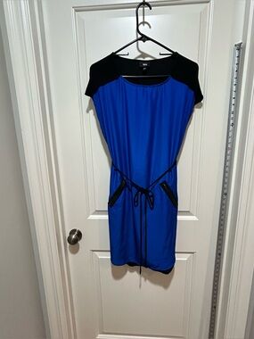 Mossimo women’s size M Blue and Black Women's midi Dress. Two zippered pockets.
